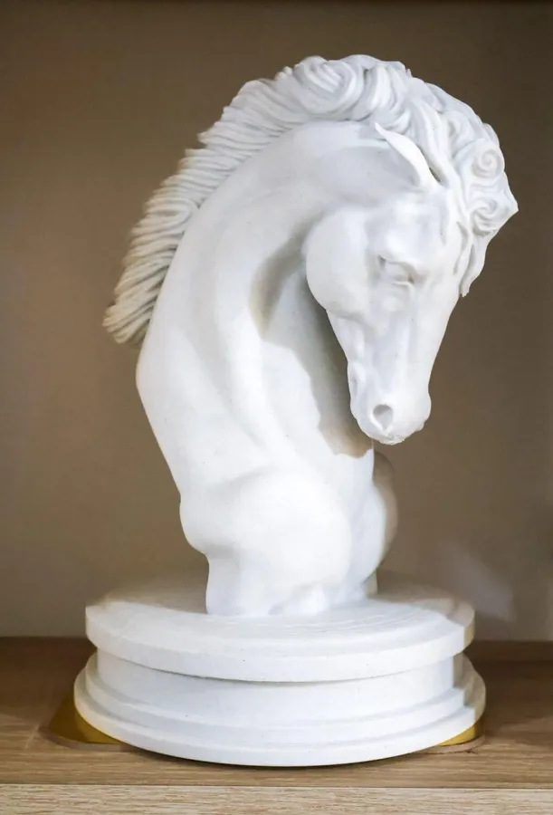 Busto de caballo impreso en 3D con acabado tipo cerámica