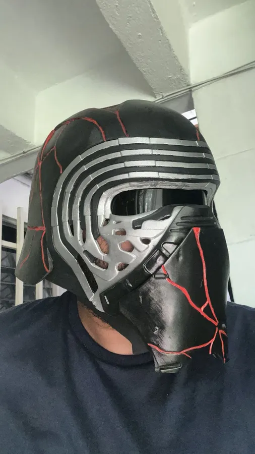 Casco de Kylo Ren impreso en 3D y pintado a mano
