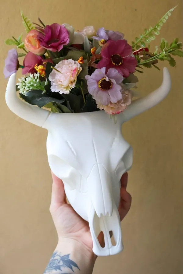 Macetero con forma de cráneo de toro impreso en 3D