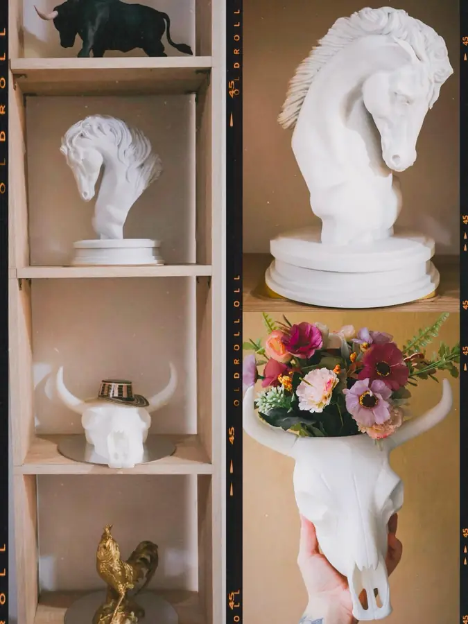 Composición de piezas decorativas impresas en 3D en una repisa