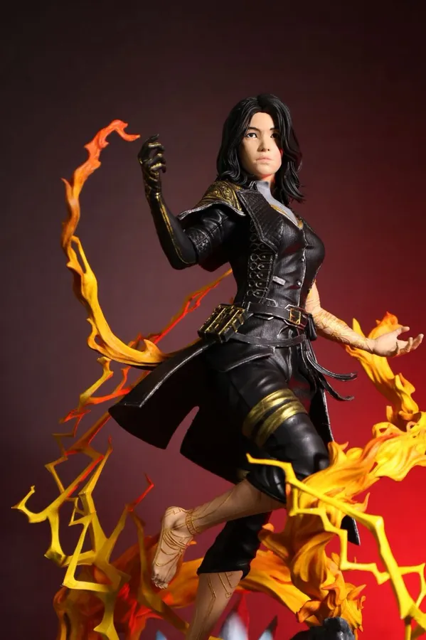 Figura de colección con efecto de fuego pintada a mano