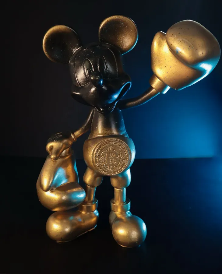 Figura coleccionable con acabado dorado impresa en 3D