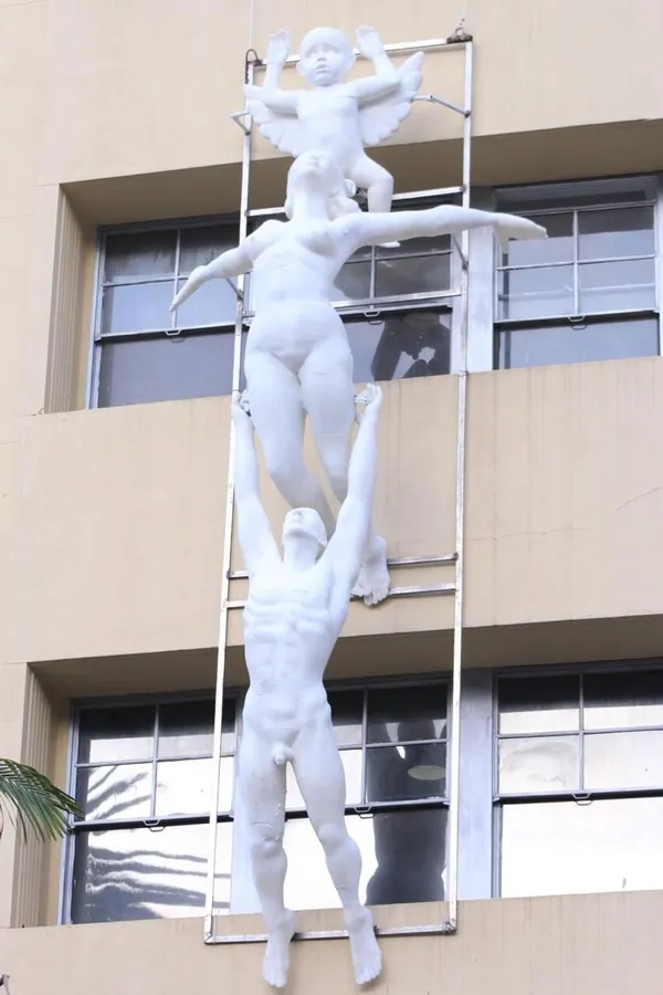 Escultura de gran formato instalada en la fachada de un edificio — Makertown 3D