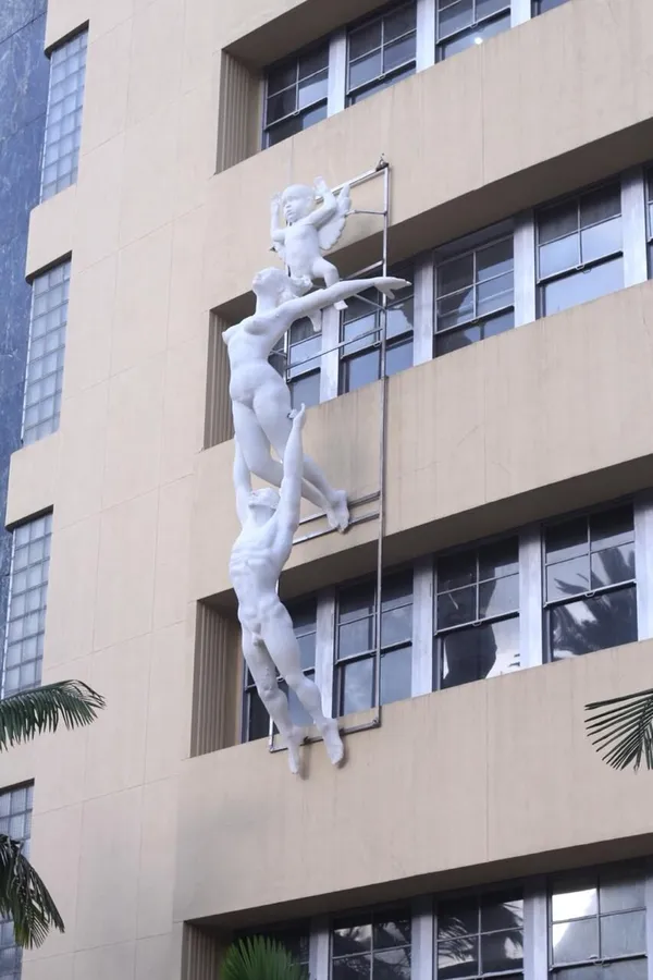 Escultura monumental montada sobre la fachada de un edificio