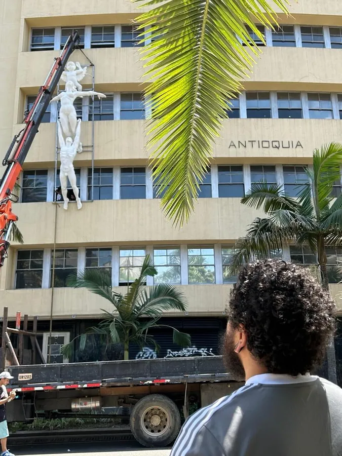 Instalación de una escultura de gran formato con grúa, mostrando su escala real