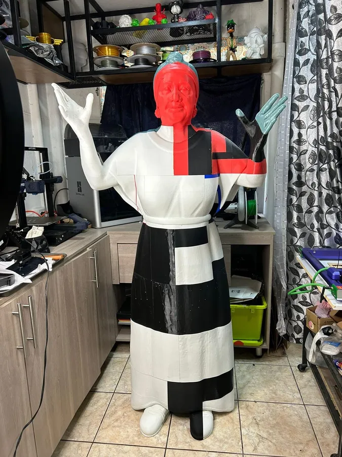 Escultura de tamaño real impresa en 3D y pintada a mano