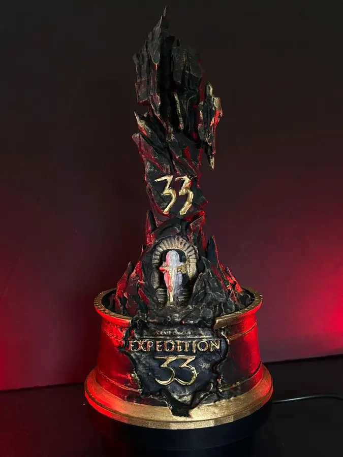 Detalle de la lámpara trofeo con acabado envejecido