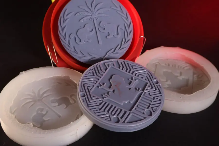 Set de moldes de silicona con sus piezas fundidas