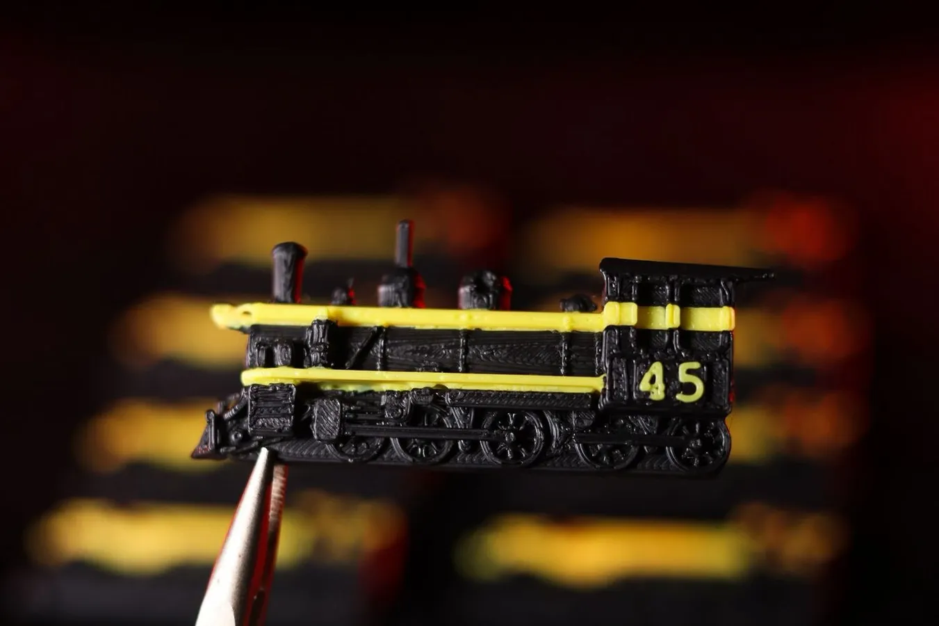 Locomotora a escala impresa en 3D y pintada a mano