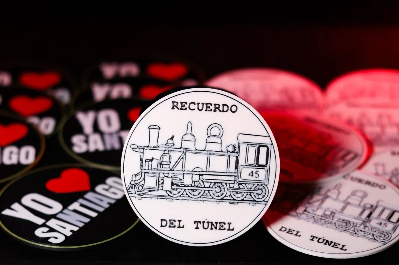 Moneda recuerdo del túnel impresa en 3D con locomotora grabada